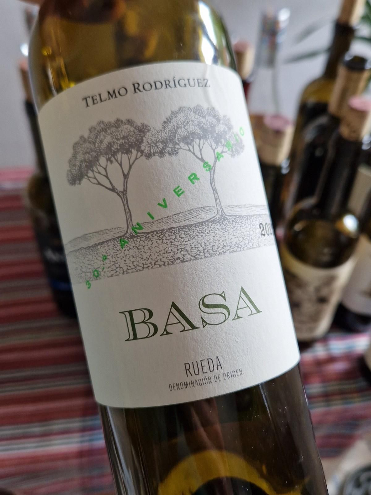 Das Label einer Flasche Weißwein