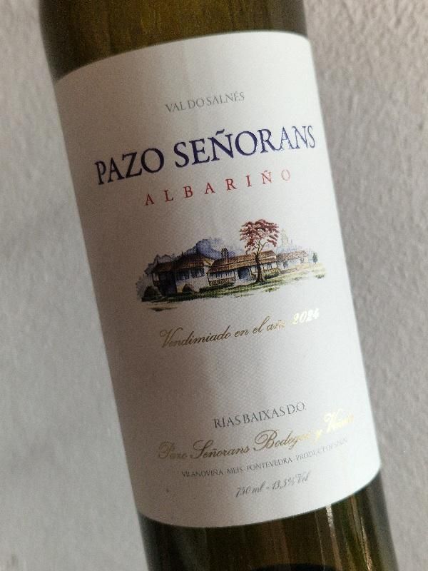 Das Etikett einer Flasche Weißwein aus den Rias Baixas