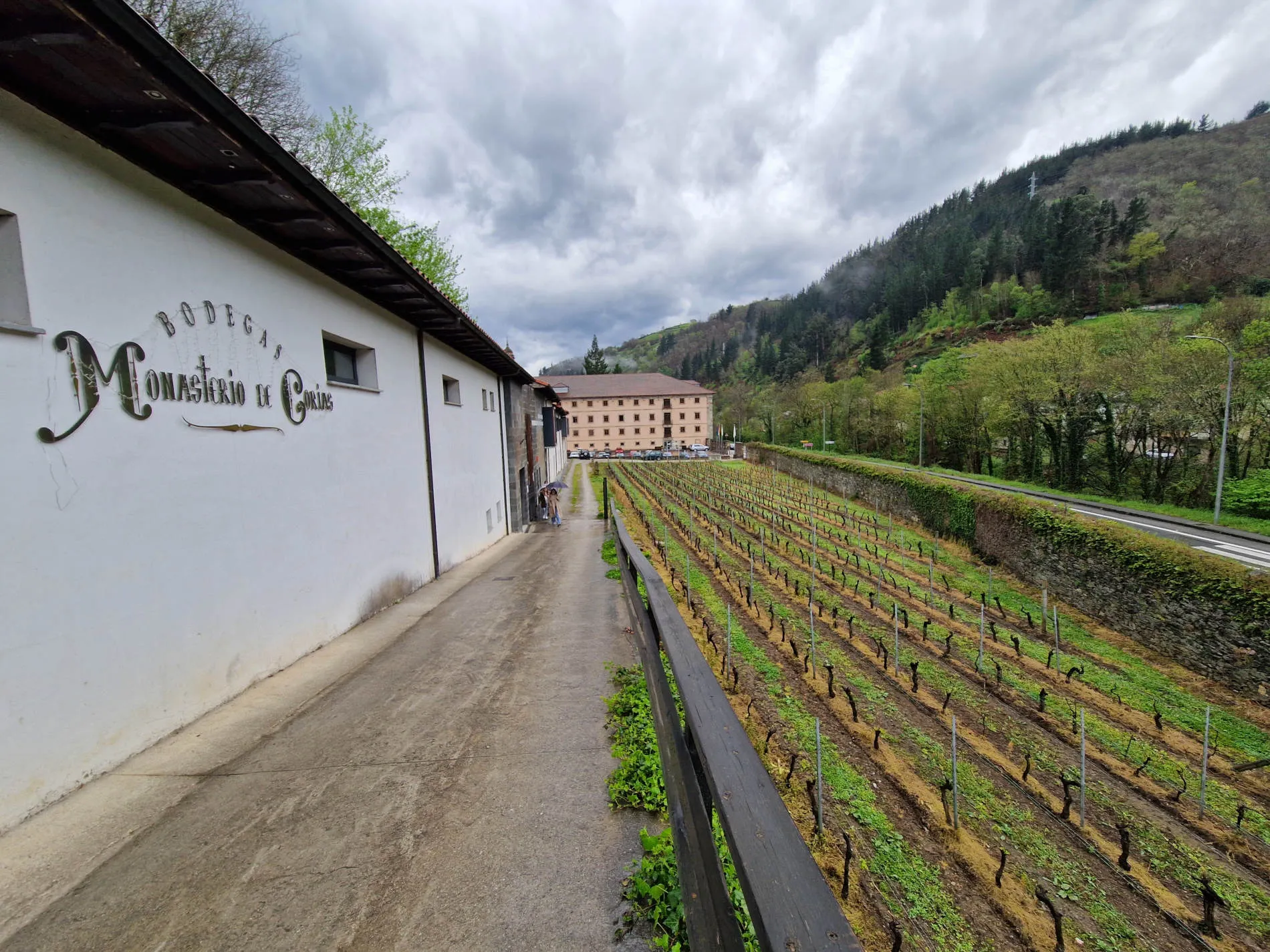 Monasterio de Corias Bodega Asturien Blick auf Weingut und Kloster in Asturien